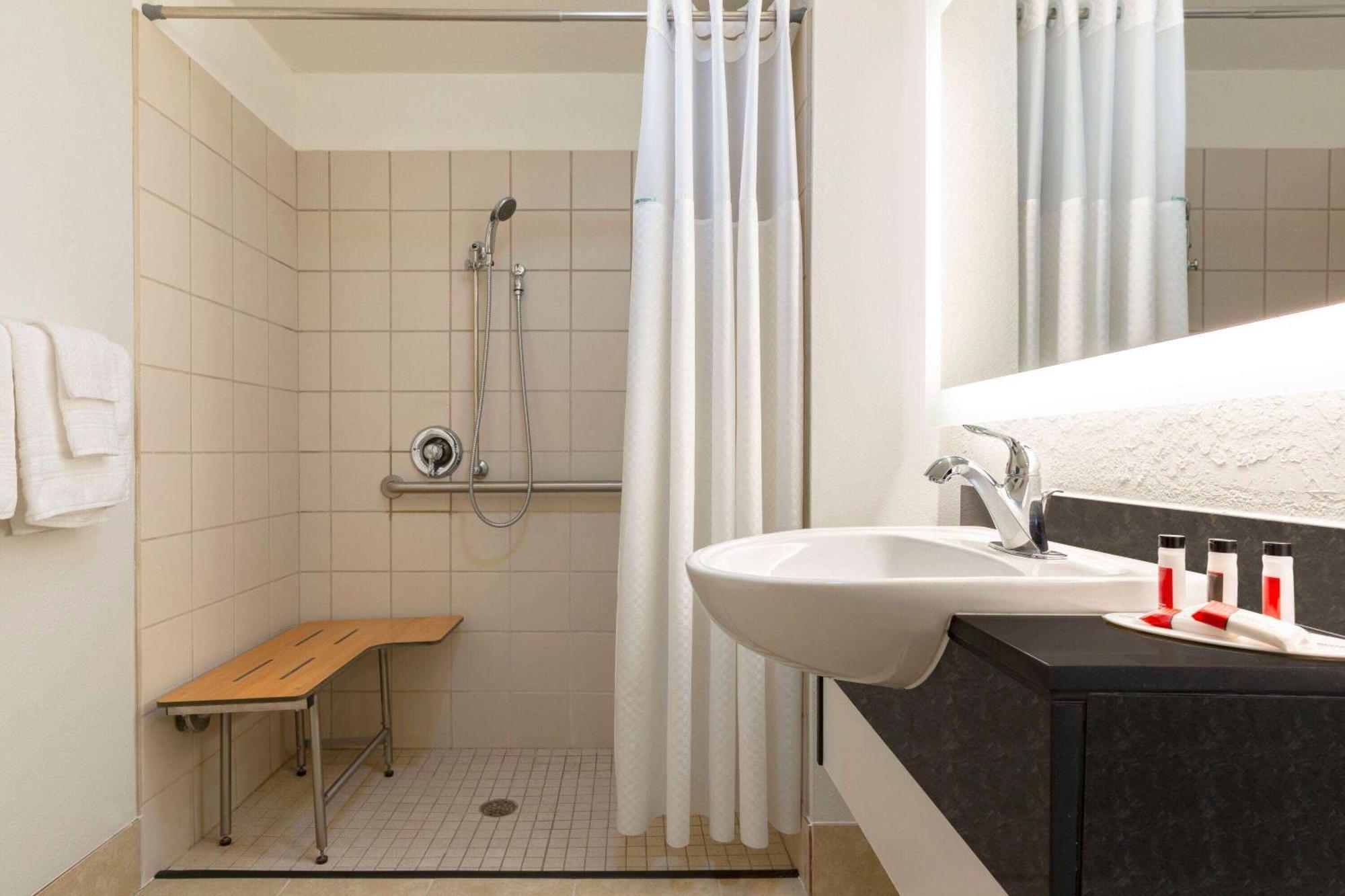 Howard Johnson By Wyndham Harrisonburg Extérieur photo