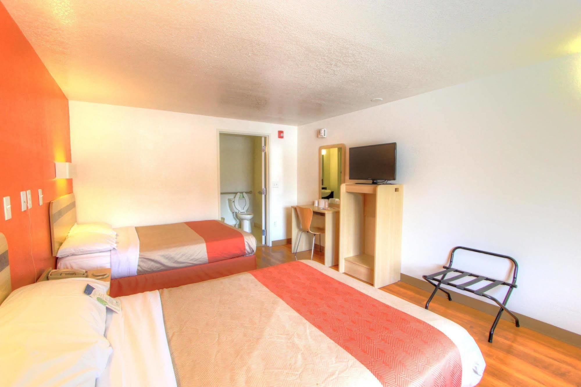 Howard Johnson By Wyndham Harrisonburg Extérieur photo